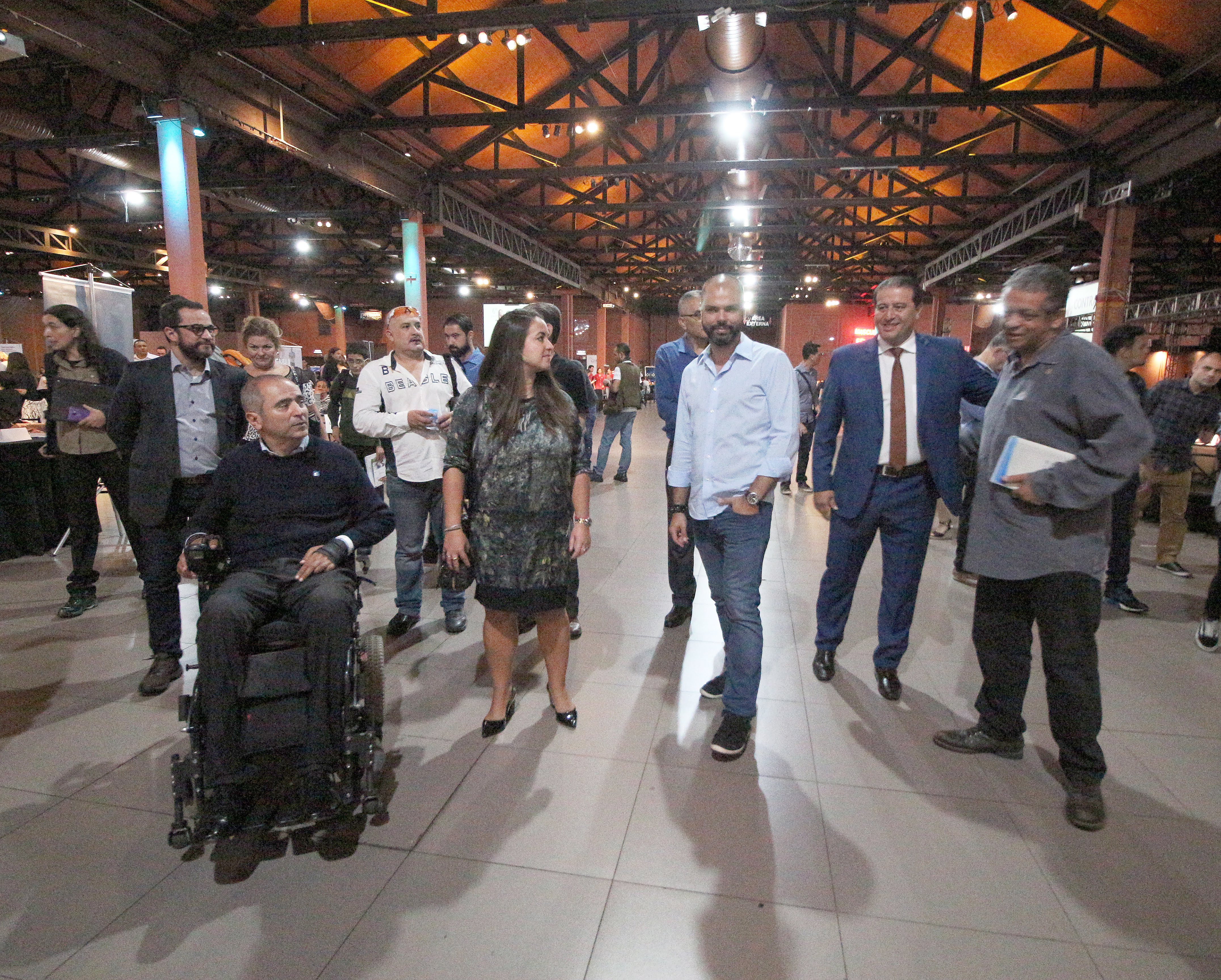 mais de seis pessoas na foto, entre elas o Secretário Cid Torquato e o Prefeito Bruno Covas, 